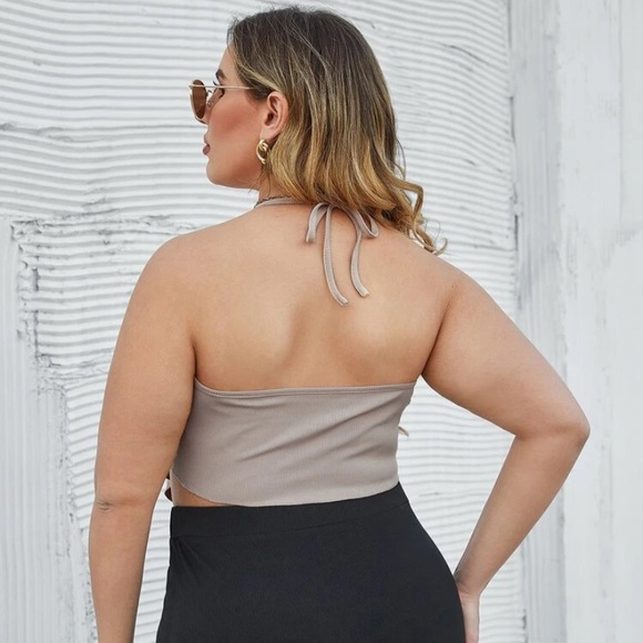 Plus Ruched Front Backless Bandana Halter Top - Picture 2 of 2